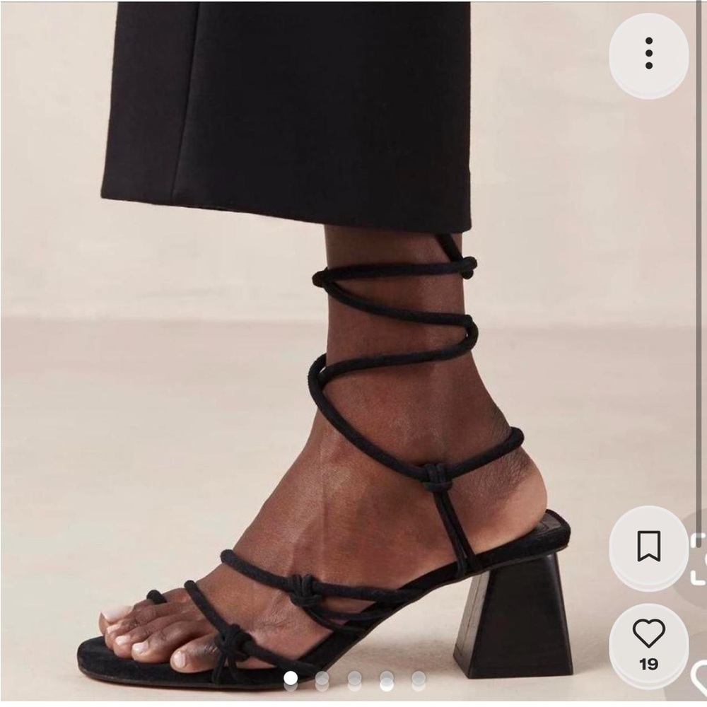 Alohas black strappy sandals US Size 8!